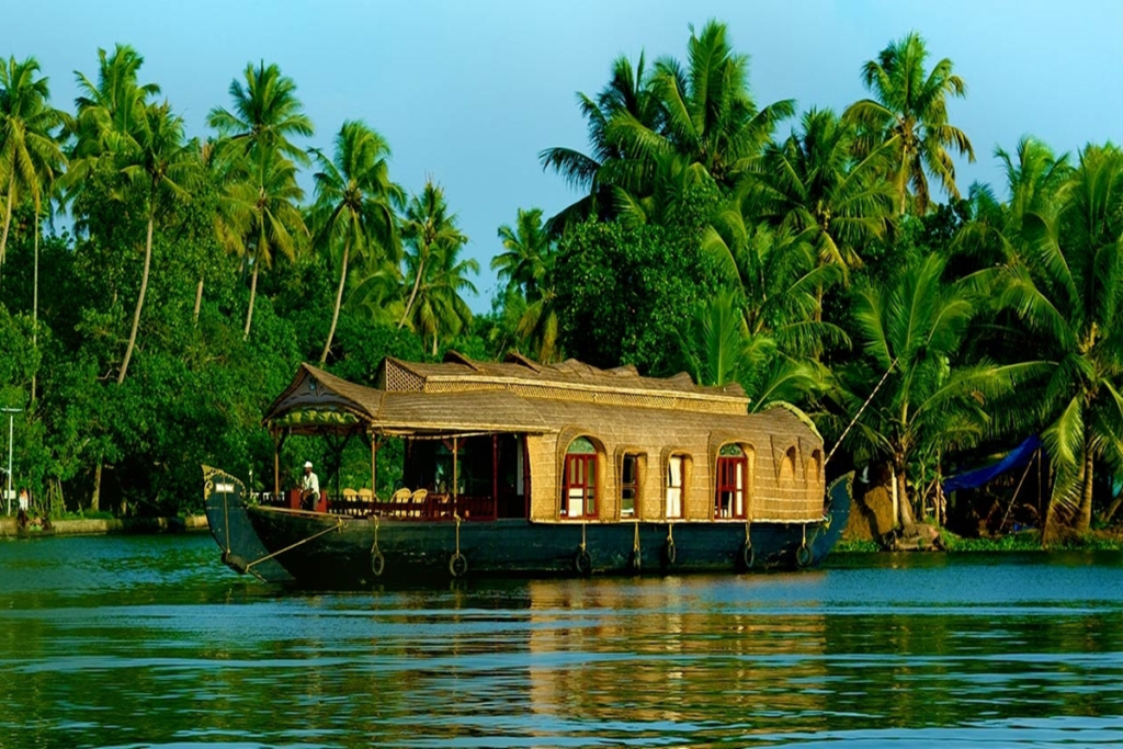 Image of Munnar Kerala Tourism by tourotindia.